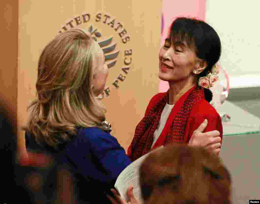 Ngoại trưởng Hoa Kỳ Hillary Clinton giới thiệu b&agrave; Suu Kyi l&ecirc;n n&oacute;i chuyện tại viện H&ograve;a b&igrave;nh ở Washington. 18/9/2012.