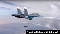 Một quả bom được thả từ máy bay chiến đấu tấn công Su-34 của Nga ở Syria, ngày 9/10/2015.