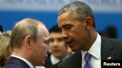 Tổng thống Mỹ Barack Obama và Tổng thống Nga Vladimir Putin nói chuyện trước một phiên họp tại Antalya, Thổ Nhĩ Kỳ, ngày 16/11/2015.