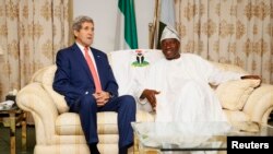 Ngoại trưởng Hoa Kỳ John Kerry (trái) hội đàm với Tổng thống Nigeria Gooluck Jonathan ở Lagos, 25/1/15