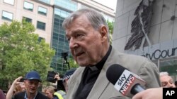 Hồng Y George Pell rời tòa án ở Melbourne hôm 26/2/2019.