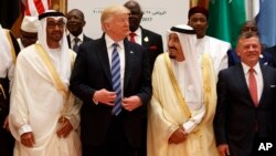 Tổng thống Mỹ Donald Trump trò chuyện với Quốc vương Ả-rập Saudi Salman trong lúc họ chụp hình với những nhà lãnh đạo khác tại Hội nghị Thượng đỉnh Hồi giáo Ả-rập Mỹ, ở Riyadh, Ả-rập Saudi, ngày 21 tháng 5, 2017.