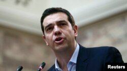 Thủ tướng Hy Lạp Alexis Tsipras phát biểu trước các thành viên thuộc đảng cánh tả Syriza của ông tại quốc hội, 17/2/2015. 