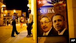 Tấm bích chương với ảnh Chủ tịch Cuba Raul Castro (trái) và Tổng thống Mỹ Barack Obama cùng hàng chữ "Chào mừng đến Cuba" bên ngoài một nhà hàng ở Havana, Cuba, ngày 17/3/2016. 