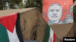 Một biểu ngữ có hình ảnh cố lãnh đạo Hamas Ismail Haniyeh được treo ở Tehran. Iran thề sẽ trả đũa Israel vì họ cho là Tel Aviv đã ám sát vị thủ lĩnh của Hamas.