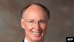 Thống đốc Alabama Robert Bentley ký ban hành luật hôm thứ Năm và nói đây là đạo luật về di trú mạnh mẽ nhất ở nước Mỹ