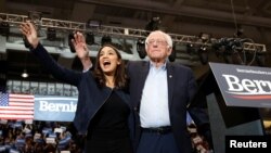 Đảng Dân Chủ rất khó bắt những người như Nghị sĩ Bernie Sanders và Dân biểu Alexandria Ocasio-Cortez giữ im lặng!