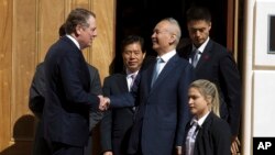 Phó Thủ tướng Trung Quốc Lưu Hạc bắt tay với Đại diện Thương mại Mỹ Robert Lighthizer (trái) sau cuộc họp cấp bộ trưởng về thương mại tại Washington hôm 11/10. 