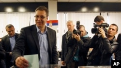 Thủ lãnh Đảng Tiến bộ Aleksandar Vucic đi bỏ phiếu tại Belgrade, ngày 16/3/2014.