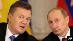 Tổng thống Nga Vladimir Putin và Tổng thống Ukraina Viktor Yanukovych sau khi ký kết thỏa thuận tại Moscow, ngày 17/12/2013.