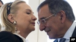 Ngoại trưởng Mỹ Hillary Rodham Clinton nói chuyện với Bộ trưởng Quốc phòng Leon Panetta tại Australia, ngày 14/11/2012. 