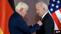 Tổng thống Đức Frank-Walter Steinmeier (trái) trao tặng Tổng thống Hoa Kỳ Joe Biden Huân chương Grand Cross đặc biệt, giải thưởng dân sự cao nhất ở Đức, trong buổi lễ tại cung điện tổng thống ở Berlin, vào ngày 18 tháng 10 năm 2024.