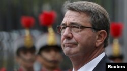 Bộ trưởng Quốc phòng Mỹ Ashton Carter duyệt hàng quân danh dự của Tây Ban Nha tại Bộ Quốc phòng ở Madrid, ngày 5/10/2015.