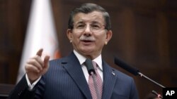 Thủ tướng Thổ Nhĩ Kỳ Ahmet Davutoglu phát biểu trước các nhà lập pháp ở quốc hội tại Ankara hôm 26/1.