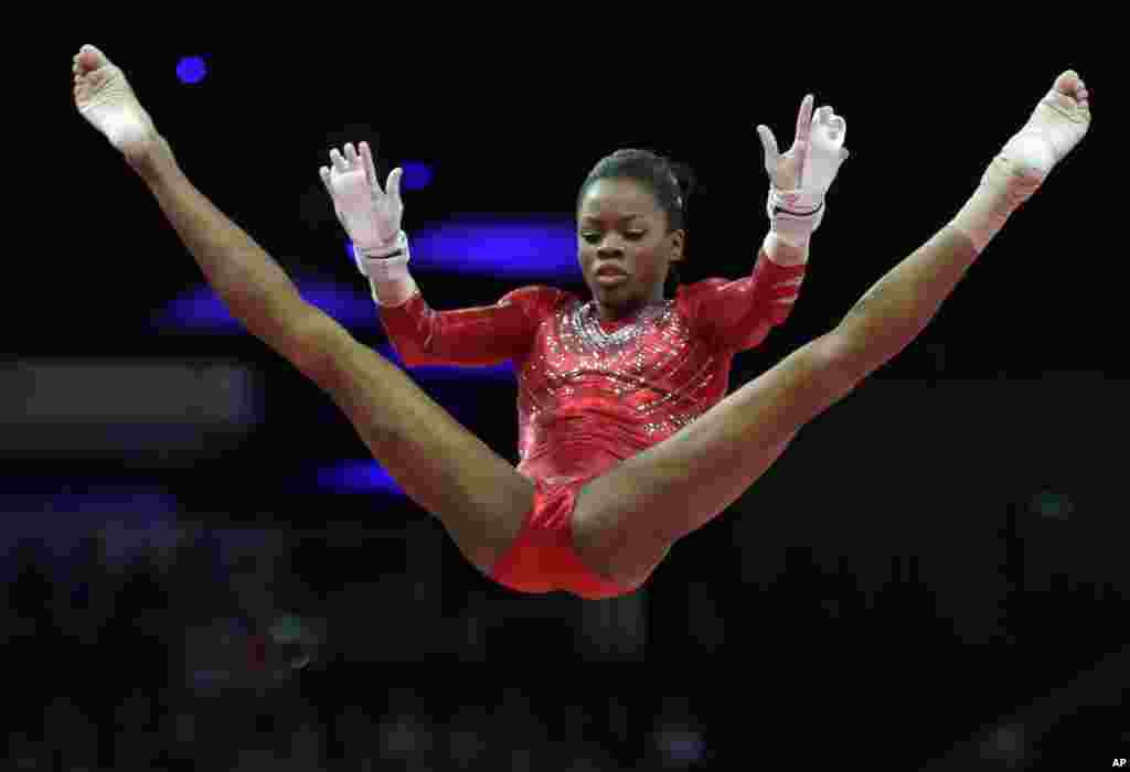 Vận động vi&ecirc;n Gabrielle Douglas biểu diễn ở nội dung x&agrave; lệch, 31 th&aacute;ng 7, 2012.