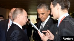 Tổng thống Mỹ Barack Obama trao đổi với người đồng cấp Vladimir Putin tại hội nghị thượng đỉnh Hợp tác Kinh tế châu Á-Thái Bình Dương ở Bắc Kinh tháng 11 năm 2014.