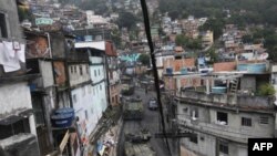 Hải quân Brazil di chuyển bằng xe bọc thép vào khu ổ chuột Rocinha ở Rio de Janeiro, Brazil, ngày 13/11/2011