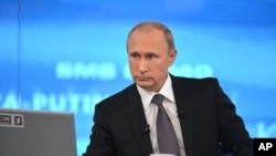 Tổng thống Nga Vladimir Putin trong chương trình gọi điện thoại đặt câu hỏi hàng năm có tên 'Trò chuyện với Vladimir Putin' trên truyền hình Nga ở Moscow, 16/4/2015.