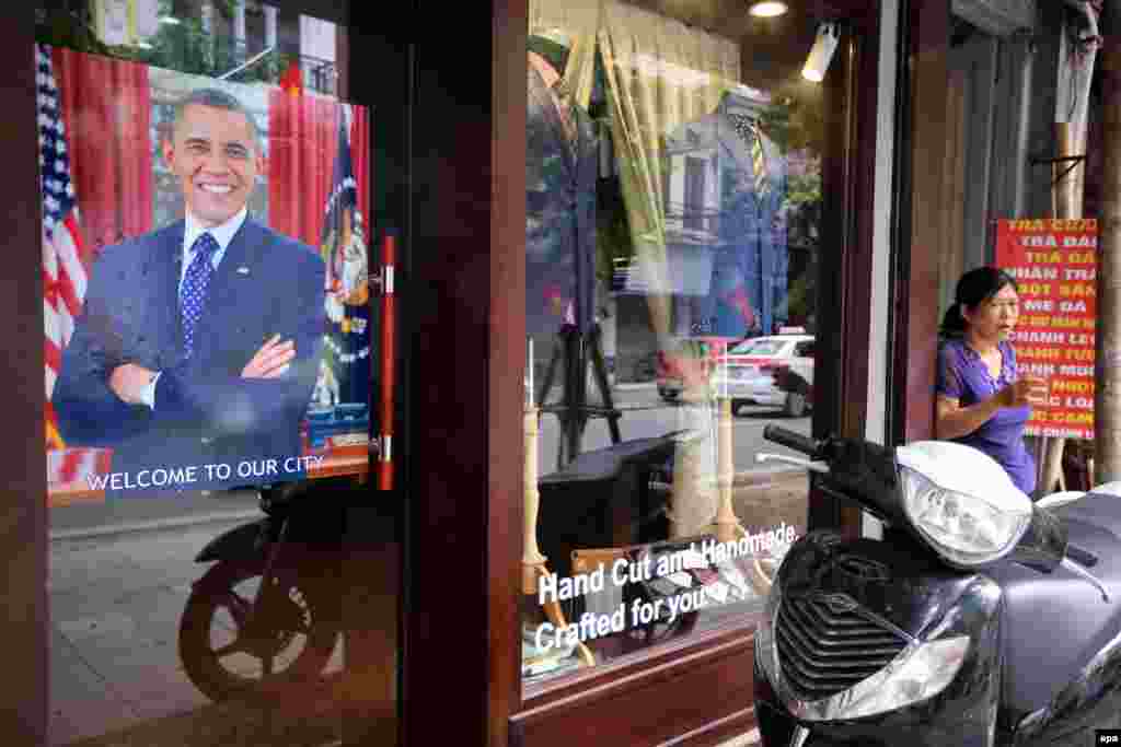 Áp phích với hình ảnh Tổng thống Mỹ Barack Obama bên ngoài một nhà may tại Hà Nội, ngày 22/5/2016.