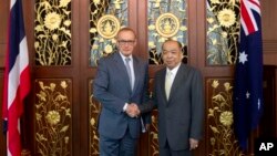 Ngoại trưởng Australia Bob Carr (trái) và Ngoại trưởng Thái Lan Surapong Tovichakchaikul họp tại Bộ Ngoại giao Thái ở Bangkok, 21/2/13 (AP Photo/Sakchai Lalit)