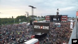 Khán giả rời lễ hội âm nhạc Rock am Ring bên ngoài thành phố Nuerburg, Đức, ngày 2/6/17