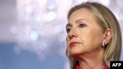 Ngoại trưởng Clinton nói công luận Ả Rập sẽ không hài lòng khi nhìn thấy 2 quốc gia, một nước vì lý do thương mại, còn nước kia vì các lý do chủ thuyết, hỗ trợ một chế độ thách thức mọi luật lệ, nguyên tắc quốc tế thời nay