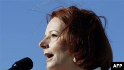 Thủ tướng Julia Gillard tỏ ra cứng rắn và không đảm bảo rằng các em nhỏ không có người thân đi cùng sẽ được lưu lại Australia