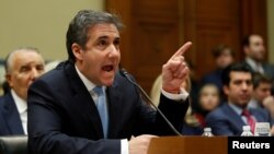 Michael Cohen, cựu luật sư cá nhân của Tổng thống Mỹ Donald Trump, khai chứng trước Ủy ban Giám sát và Cải cách Hạ viện Hoa Kỳ trong Điện Capitol, ở Washington, ngày 27 tháng 2, 2019. 