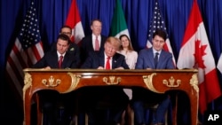 Tổng thống Mỹ Donald Trump, Thủ tướng Canada Justin Trudeau (phải), và Tổng thống Mexico Enrique Pena Nieto (trái) tham gia lễ kí kết hiệp định thương mại USMCA, ngày 30 tháng 11, 2018, ở Buenos Aires, Argentina.