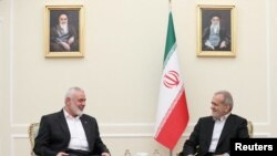 Tổng thống Iran Masoud Pezeshkian, phải, gặp nhà lãnh đạo hàng đầu của Hamas, Ismail Haniyeh, ngày 30/7/2024, trước khi ông Haniyeh bị sát hại vào ngày 31/7/2024 tại Tehran.