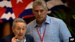 Chủ tịch Cuba Raul Castro (trái) và Phó Chủ tịch Miguel Diaz Canel hồi năm 2016