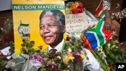 Hoa được đặt trước căn nhà cũ của ông Mandela ở Soweto, Johannesburg, Nam Phi.