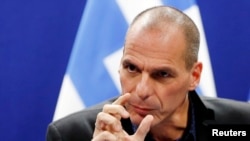 Bộ trưởng Tài chính Hy Lạp Yanis Varoufakis nói chuyện tại một cuộc họp báo ở Brussels, Bỉ, 16/2/15