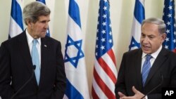 Ngoại trưởng Mỹ John Kerry (trái) và Thủ tướng Israel Benjamin Netanyahu tại cuộc họp báo ở Jerusalem, 2/1/13