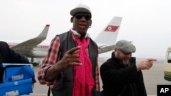 Cựu ngôi sao bóng rổ Dennis Rodman và phái đoàn đến sân bay quốc tế ở Bình Nhưỡng.