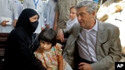 Cao ủy về người tị nạn của LHQ Filippo Grandi nói chuyện với một phụ nữ tị nạn Afghanistan trong chuyến thăm Trung tâm Hồi hương của UNHCR tại Peshawar, Pakistan, 23/62016.