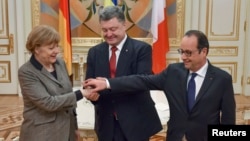 Từ trái: Thủ tướng Đức Angela Merkel, Tổng thống Ukraine Petro Poroshenko, và Tổng thống Pháp Francois Hollande, trong cuộc họp về kế hoạch mới tái lập hòa bình cho Ukraine, 5/2/15