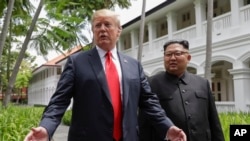 Tổng thống Hoa Kỳ Donald Trump và Lãnh tụ Triều Tiên Kim Jong Un gặp nhau tại Singapore, ngày 12/16/2018.