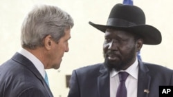 Tổng thống Nam Sudan Salva Kiir (phải) tiếp Ngoại trưởng Hoa Kỳ John Kerry tại Văn phòng Tổng thống ở Juba, Nam Sudan, 2/5/2014.