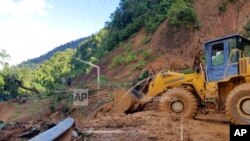 Tìm kiếm người mất tích do sạt đất ở tỉnh Quảng Nam. Photo VNA via AP.