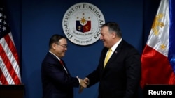 Bộ trưởng Ngoại giao Mỹ Mike Pompeo (phải) bắt tay Ngoại trưởng Philippines Teodoro Locsin Jr