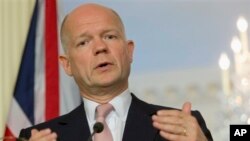 Ngoại trưởng Anh William Hague kêu gọi tất cả các bên trong tranh chấp theo đuổi giải pháp hòa bình và hợp tác tuân theo luật pháp quốc tế