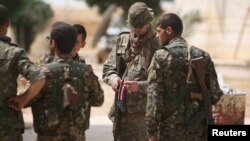 Theo Ðài quan sát Nhân quyền Syria, các binh sĩ Syria đã tiến đến “ranh giới” của tỉnh Raqqa, với sự yểm trợ của không quân Nga.