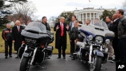 Tổng thống Donald Trump và Phó Tổng thống Mike Pence gặp các nhà điều hành của Harley-Davidson trong khuôn viên Nhà Trắng hôm 2/2/2017. Ông Trump phủ nhận rằng cuộc chiến tranh thương mại đang leo thang là nguyên nhân dẫn đến việc Harley-Davidson chuyển sản xuất ra nước ngoài.