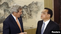 Ngoại trưởng Mỹ John Kerry gặp Thủ tướng Lý Khắc Cường tại Bắc Kinh, ngày 16/5/2015.