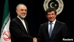 Ngoại trưởng Thổ Nhĩ Kỳ Ahmet Davutoglu và người đồng nhiệm Iran Ali Akbar Salehi tại một cuộc họp báo ở Ankara.