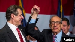 Ông Mario Cuomo và con trai, đương kim thống đốc New York Andrew Cuomo.