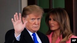 Tổng thống Donald Trump và Đệ nhất phu nhân Melania Trump vẫy chào các phóng viên khi ông tiển đưa Tổng thống Colombia Ivan Duque và phu nhân Maria Juliana Ruiz Sandoval, ngày 13/2/2019.