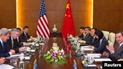 Ngoại trưởng Mỹ John Kerry (trái) trong 1 cuộc họp tại Bộ Ngoại giao Trung Quốc ở Bắc Kinh, 13/4/2013