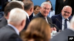 Ngoại trưởng Mỹ Rex Tillerson (thứ hai từ bên phải) đang thảo luận tại trụ sở của khối NATO, Brussels, Bỉ, ngày 31/3/2017.